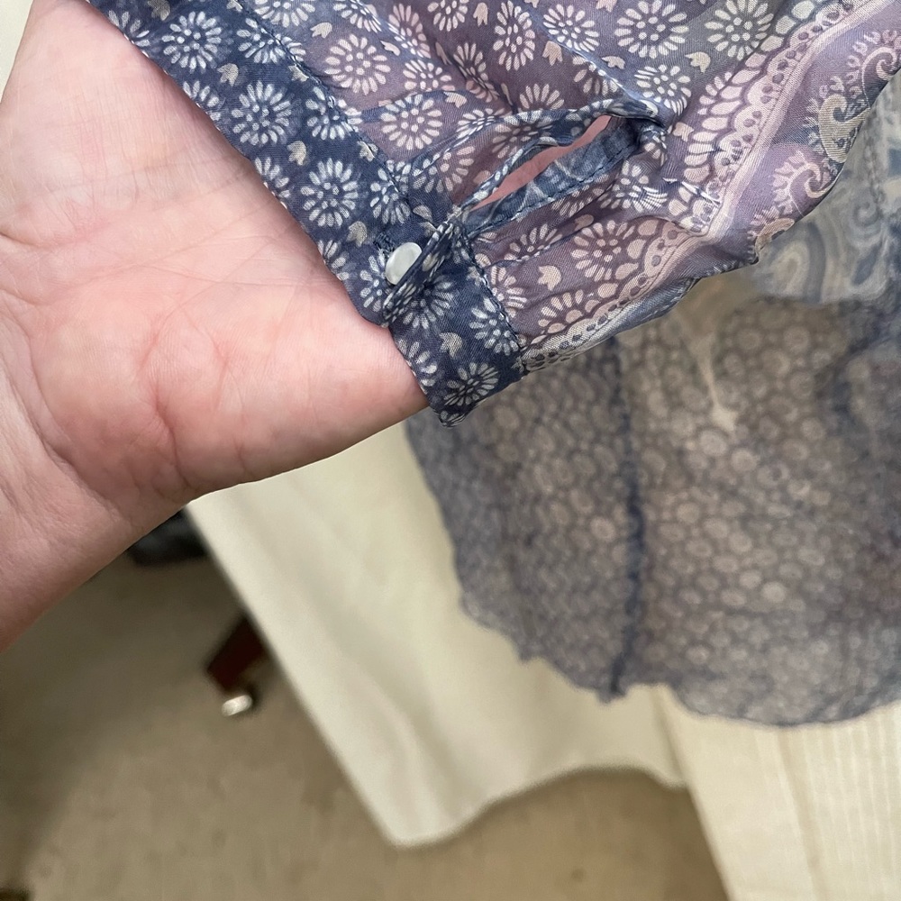 🔴 Elie Tahari completely sheer button down amazingly beautiful top - Picture 3 of 4